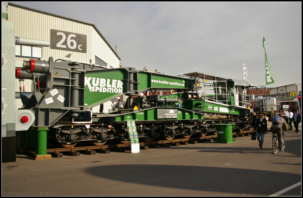 InnoTrans 2016 in Berlin: Selbstragener Tiefladewagen bzw Tragschnabelwagen der Gattung U von der Kübler Spedition aus Michelfeld-Erlin. Zusammen haben die beiden Wagen insgesamt 20 Achsen. Die Länge über Puffer bei Transport mit 250 t Trafo liegt bei 41 200 mm.