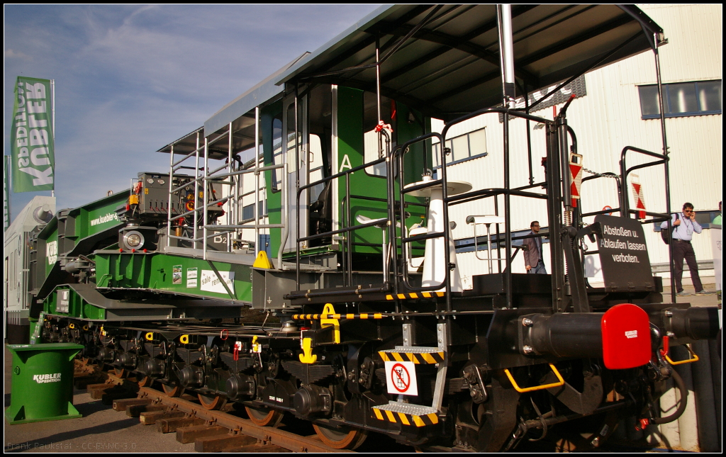 InnoTrans 2016 in Berlin: Selbstragener Tiefladewagen bzw Tragschnabelwagen der Gattung U von der Kübler Spedition aus Michelfeld-Erlin. Zusammen haben die beiden Wagen insgesamt 20 Achsen. Die Länge über Puffer bei Transport mit 250 t Trafo liegt bei 41 200 mm.