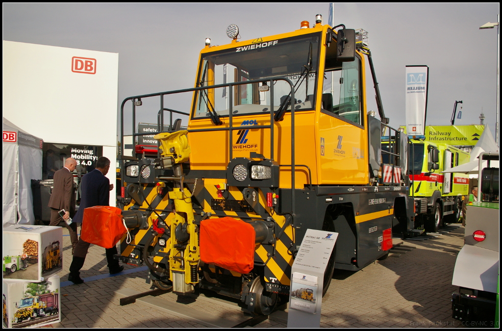 InnoTrans 2016 in Berlin: Von der Firma Zwiehoff kommt dieses Zweiwege-Rangierfahrzeug auf der Basis des neuen Unimog U 423. Er kann schwere Rangierarbeiten bis 1000 t Anhängelast durchführen, mit Hilfe der Wandlerschaltkupplung ist ruckelfreies Arbeiten möglich. Als Rangierfahrzeug besitzt das Fahrzeug neben der Signallicht- und Warnanlage eine Eisebahnwagen-Bremsanlage für 400, 600 oder 800 t. Da die Luftbehälter schnell befüllt werden können, sind geringe Standzeiten gegeben. Die Kupplungseinrichtung gibt es in mechanischer, automatischer, gedämpft mit Hochschwenkeinrichtung oder als Sonderlösung nach Kundenwunsch. Eine Funkfernsteuerung ist optional.