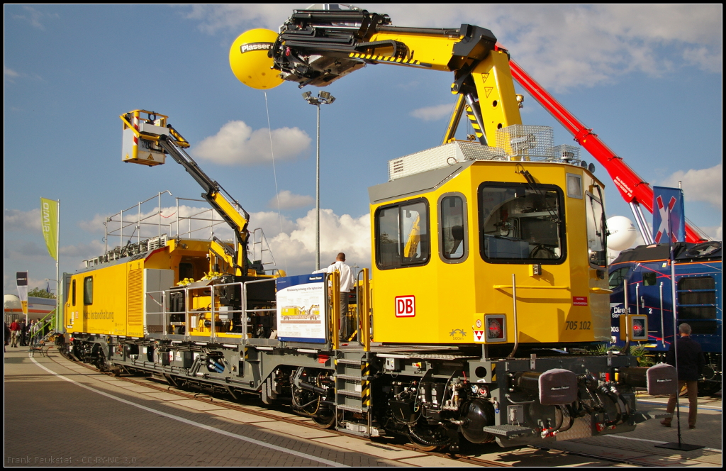 InnoTrans 2016 in Berlin: Von Plasser & Theurer kommt das Tunnelinspektionsfahrzeug TIF, das bei der DB Netz AG als Baureihe 705.1 eingereiht ist. Die drei Krne des TIF haben eine Reichweite von rund 14 Meter. Die Kabine zustzlich noch ein begehbares Dach mit ausfahrbarem Gelnder. Ein WC mit Bio-Reaktor ist ebenfalls an Bord des TIF. Von der Krankabine kann das Fahrzeug komplett bedient werden, so das sie zustzlich als Fahrkabine genutzt werden kann. Mit den Fahrzeugen sollen die alten Baureihen 705 und 709 aus den 1990er Jahren ersetzt werden. Der TIF erreicht eine Hchstgeschwindigkeit von 140 km/h bei einem Gewicht von 78 t. Es verfgt ber modernste Fahrzeugdiagnose- Motoren- und Abgastechnik sowie Vorrstung fr ETCS.