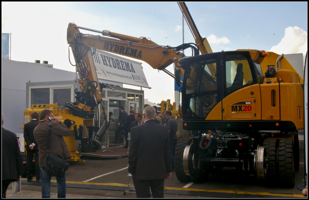 InnoTrans 2016 in Berlin: Zweiwege-Saugbagger der Firma BSB Saugbagger und Zweiwegetechnik GmbH & Co.KG aus Berlin vom Typ MX20. Das Fahrzeug kann auch mit Hubarbeitsbühne, Kran und Waggonbremse ausgerüstet werden. Ausgestellt war der Zweiwege-Dumpger der Firma Hydrema ZW914.