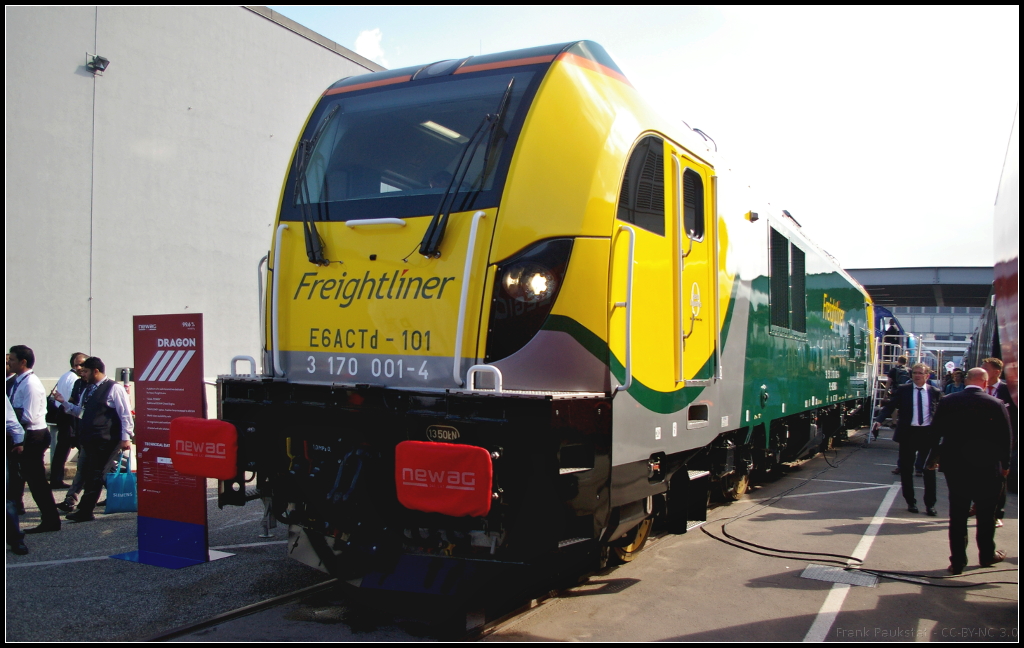 InnoTrans 2016: Der polnische Hersteller Newag war mit der E6ACTd ( Dragon ) auf der Messe in Berlin vertreten. Als 3 170 001-4 ist die Lok bei Freightliner im Dienst.