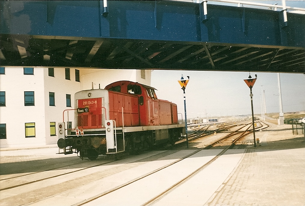 Inzwischen sind die 291er von den 298er in Mukran abgel�st wurden.Hier stand 291 043 unter der Fussg�ngerbr�cke am F�hrterminal. 