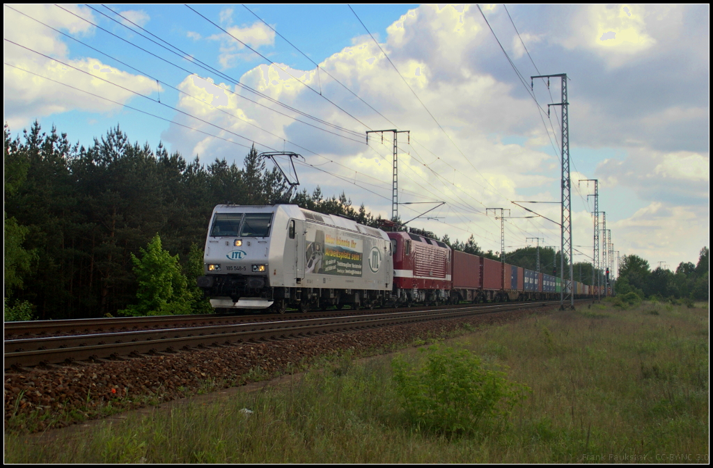 ITL 185 548-5 mit einer unerkannt gebliebenen 143er in altrot zog am 26.05.2017 einen Containerzug durch die Berliner Wuhlheide.