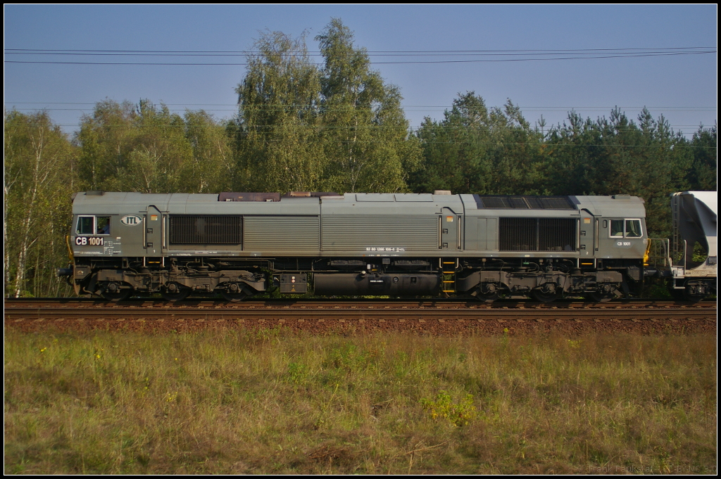 ITL CB 1001 / 266 106-4 in der Seitenansicht. Am 17.09.2014 zog sie einen Zug mit Faccnpps-Wagen durch die Berliner Wuhlheide