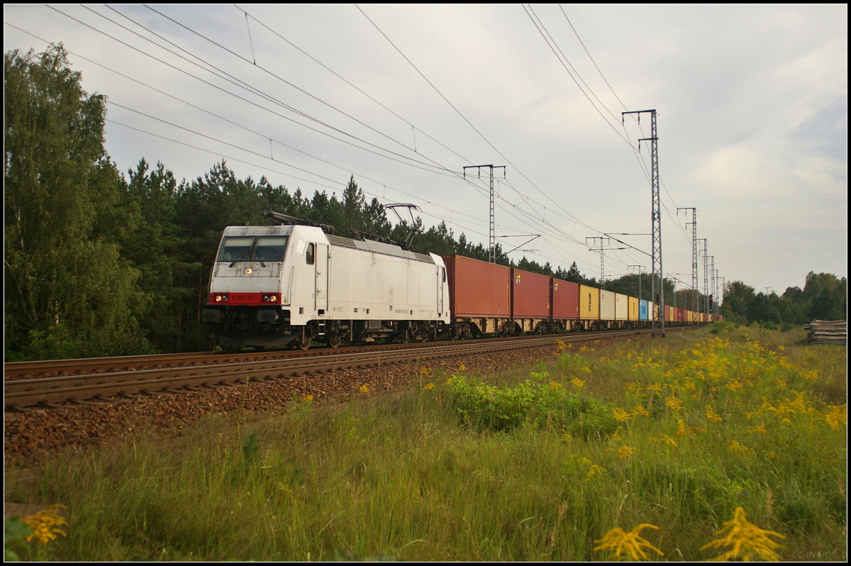 ITL E 186 137 fuhr mit einem Containerzug am Nachmittag des 30.08.2017 durch die Berliner Wuhlheide