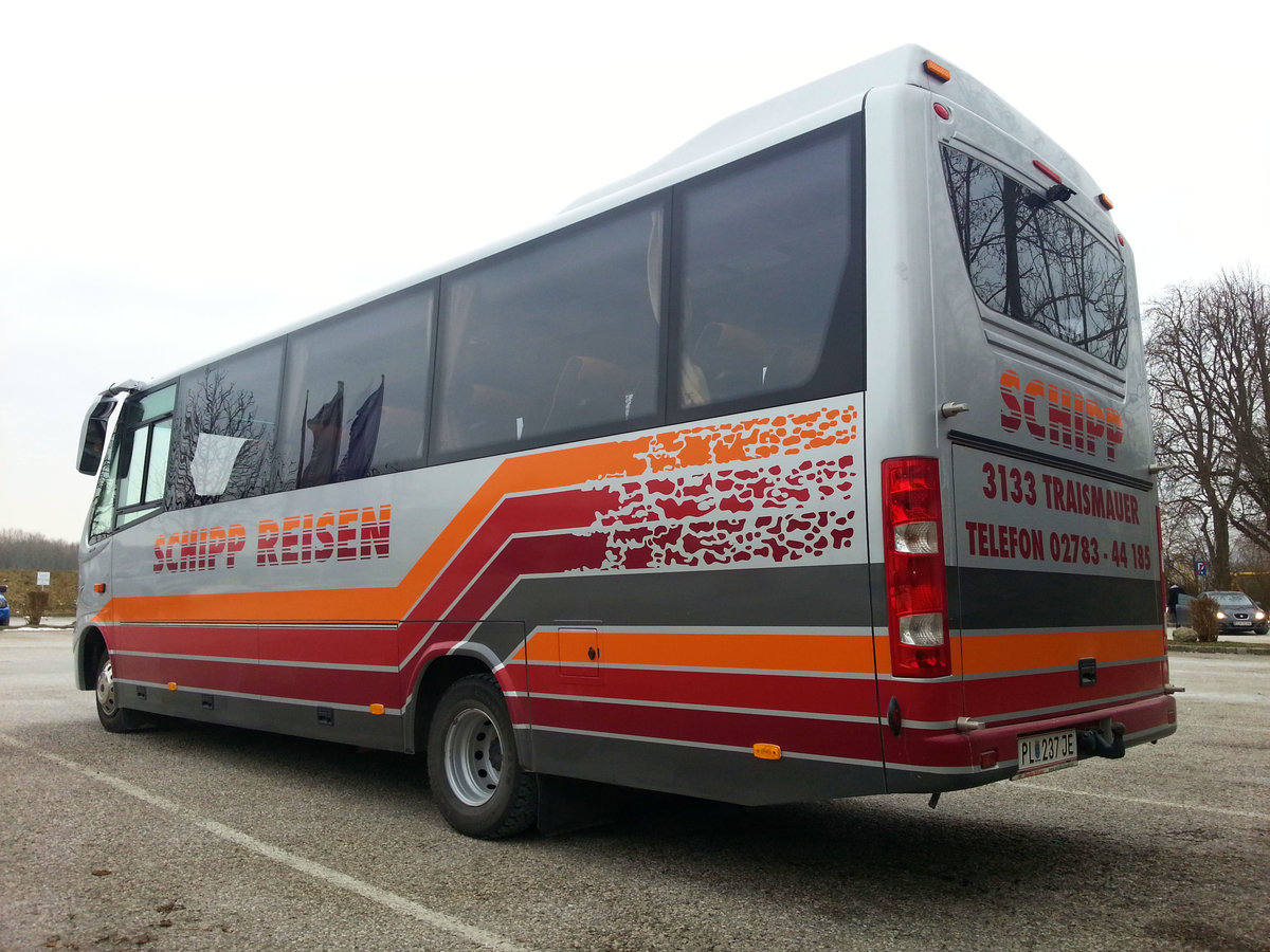 IVECO 70C17 Kleinbus von Schipp Reisen aus Niedersterreich in Krems.