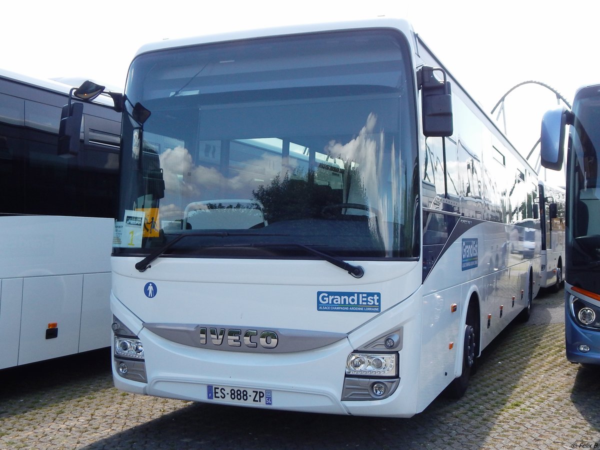 Iveco Crossway aus Frankreich am Europapark Rust.