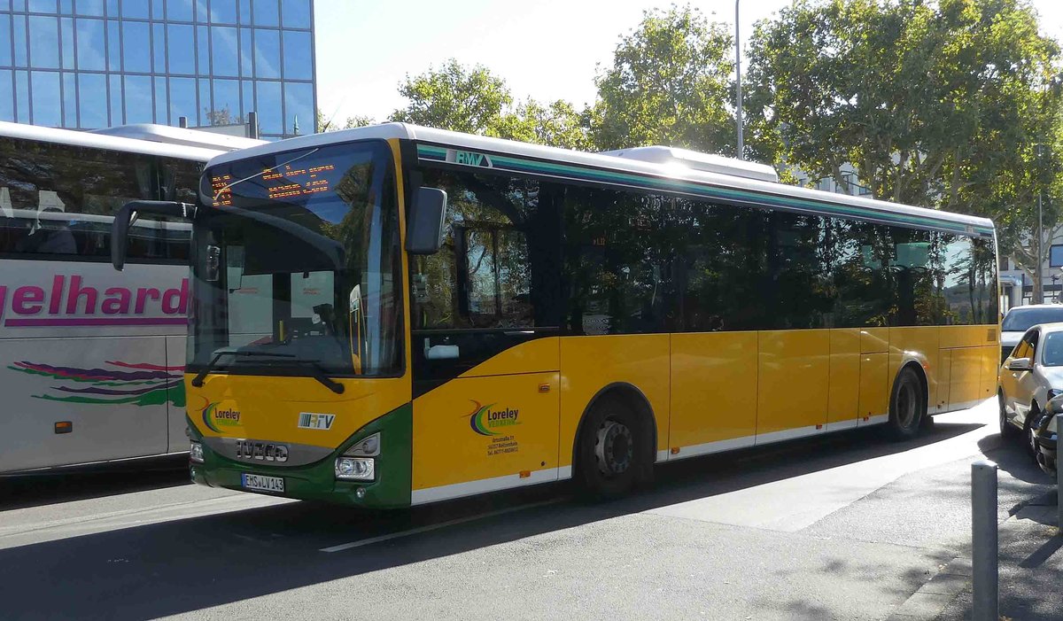 Iveco Crossway von Loreley-Verkehr Roth verlässt den HBF Wiesbaden im Oktober 2018