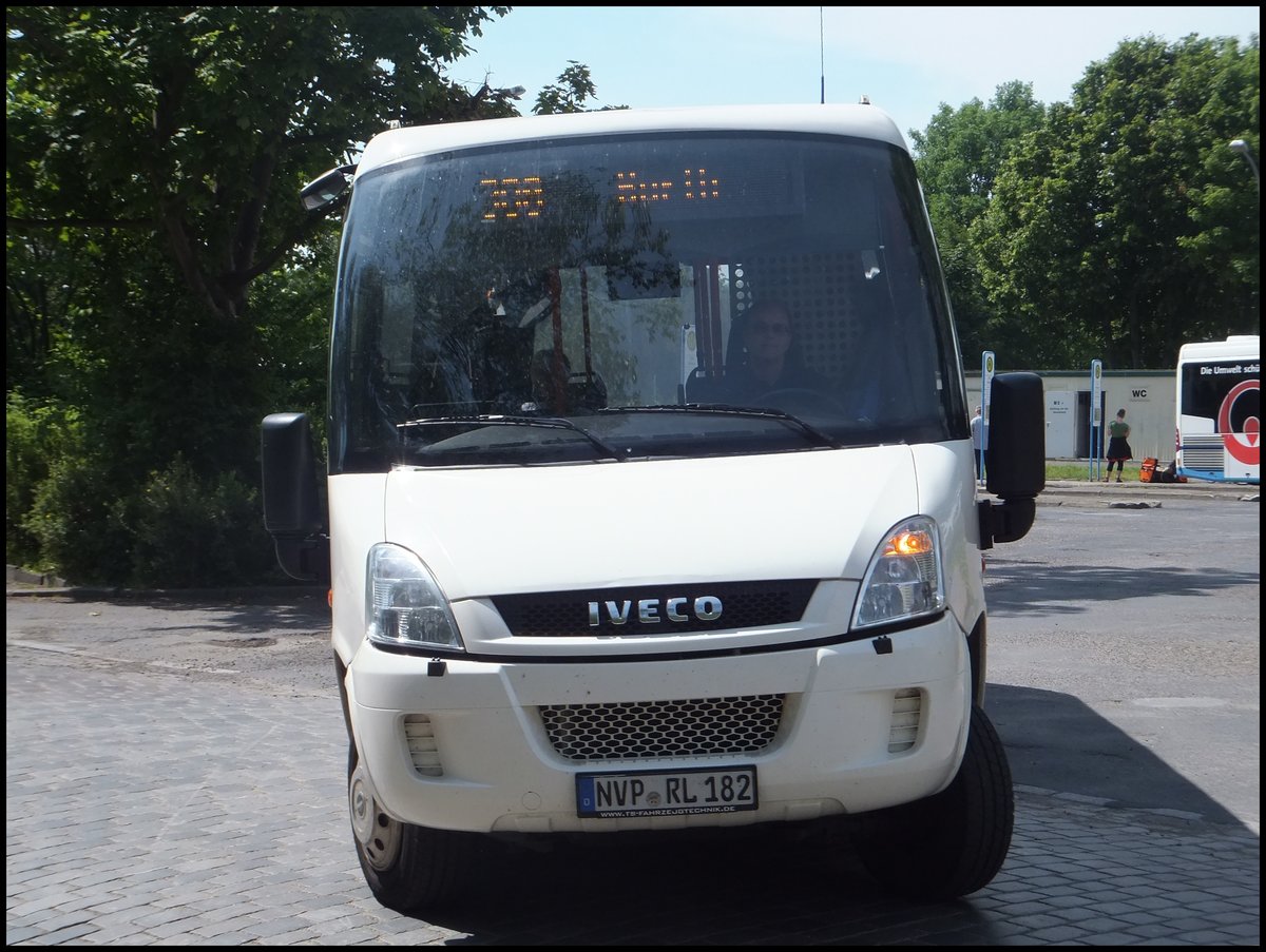 Iveco Kleinbus der Kraftverkehrsgesellschaft mbH Ribnitz-Damgarten in Stralsund.