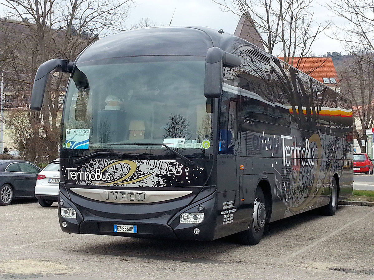 IVECO Magelys von Trentinobus Reisen aus Italien 03/2018 in Krems.