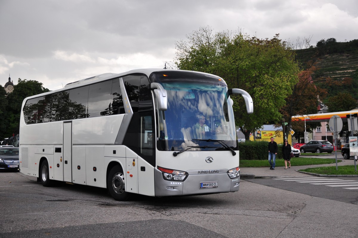 King Long aus Wiener Neustadt/Niedersterreich am 16.August 2014 in Krems gesehen.