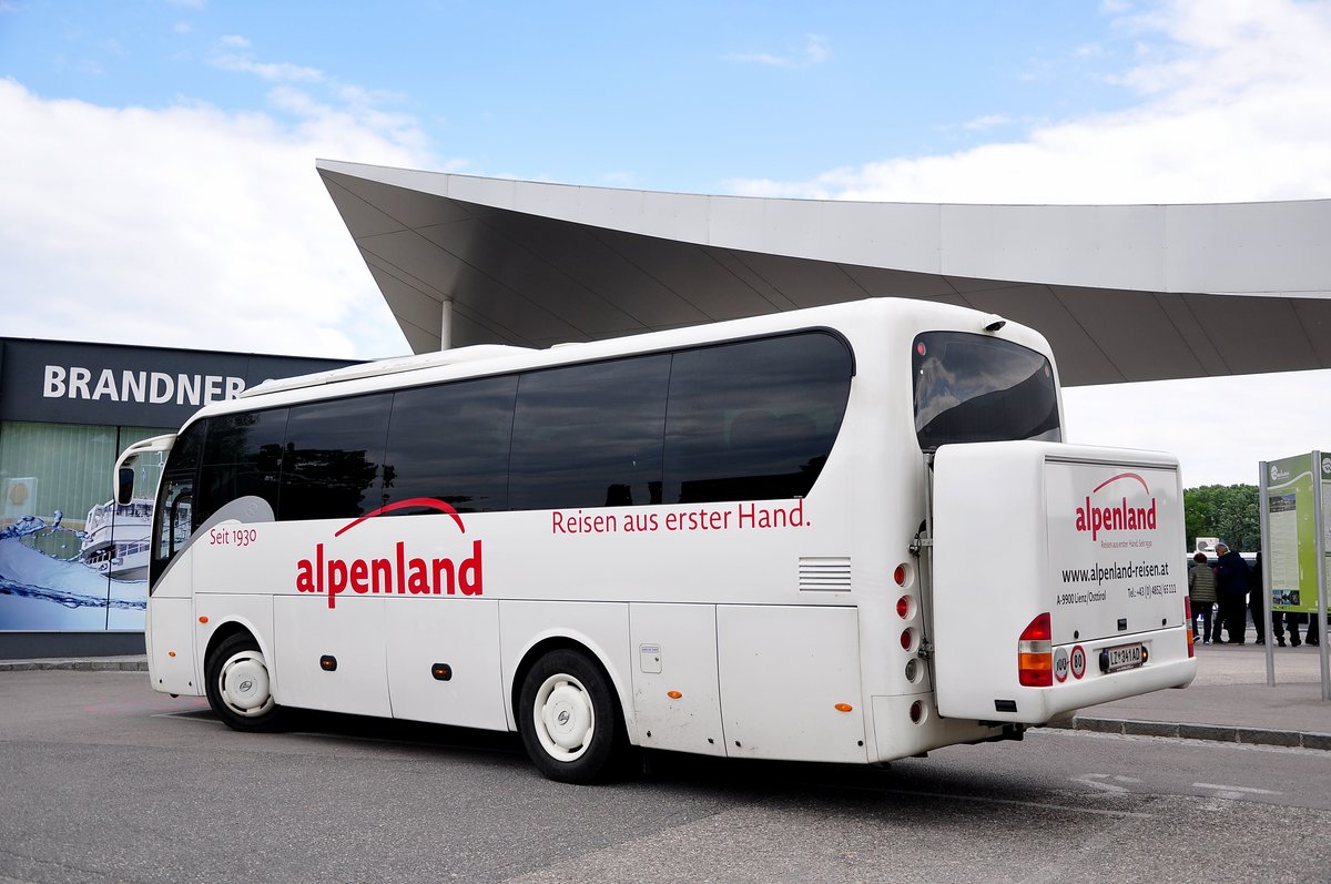 King Long XMQ6900 von Alpenland Reisen aus sterreich in Krems.