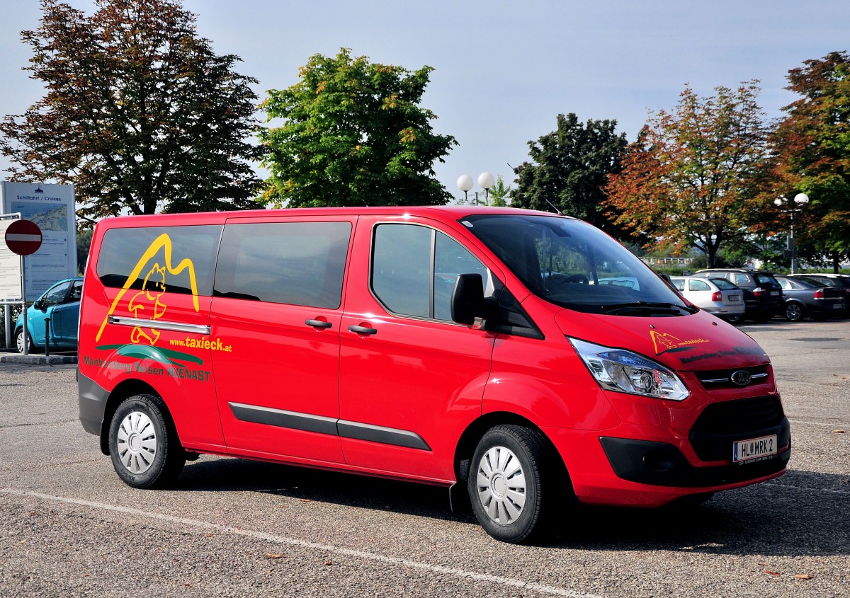 Kleinbus Ford Transit von Kienast Reisen / sterreich am 30.8.2013 in Krems an der Donau unterwegs.