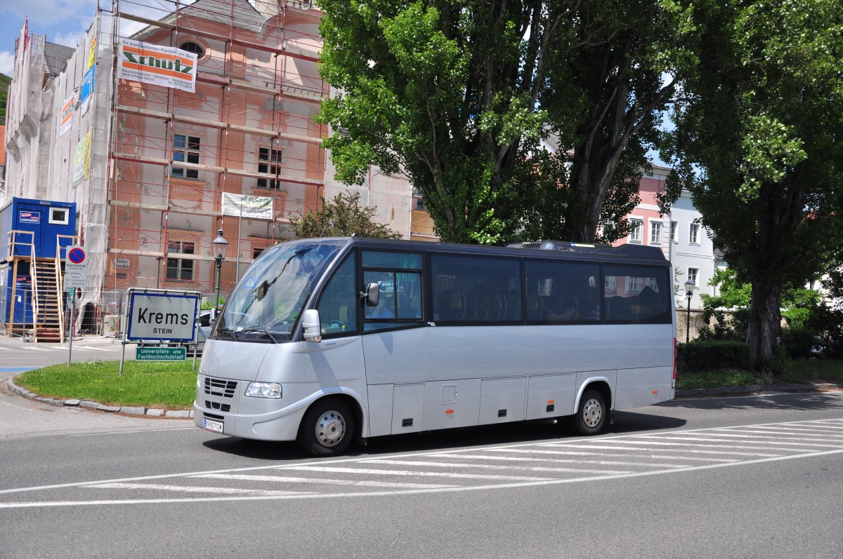 Kleinbus IVECO Dayly aus Niedersterreich im Mai 2015 in Krems gesehen.