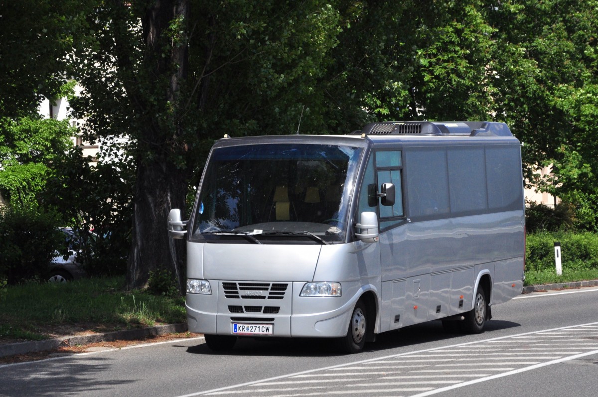 Kleinbus IVECO Dayly aus Niedersterreich im Mai 2015 in Krems gesehen.