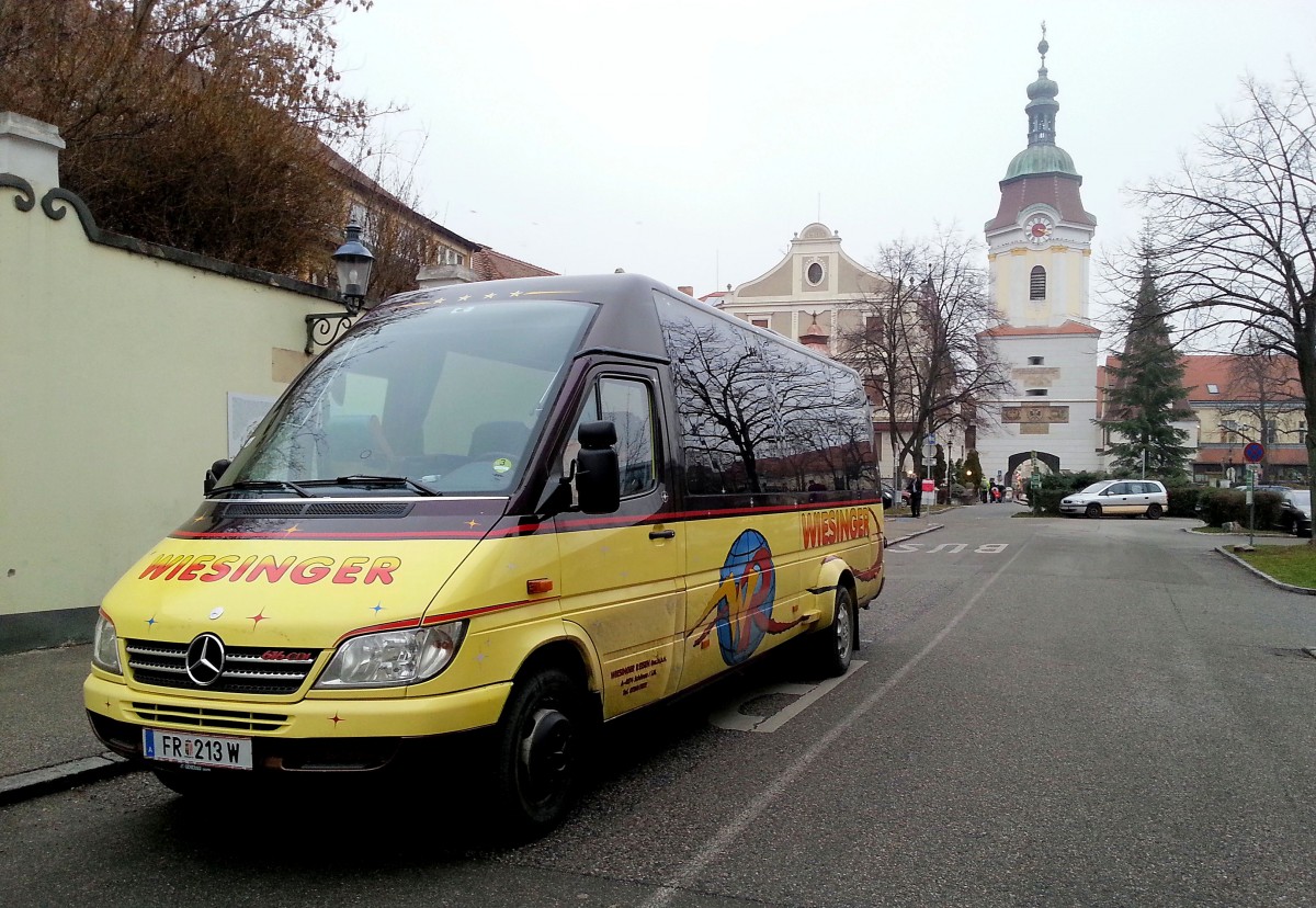 Kleinbus MB 616 CDI von Wiesinger Busreisen / sterreich am 9.1.2014 vor dem Wahrzeichen von Krems,dem  Steinertor  gesehen.