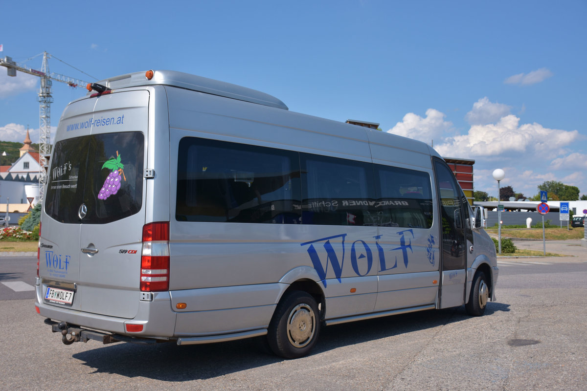 Kleinbus Mercedes Sprinter von Wolf Reisen aus sterreich 2017 in Krems.