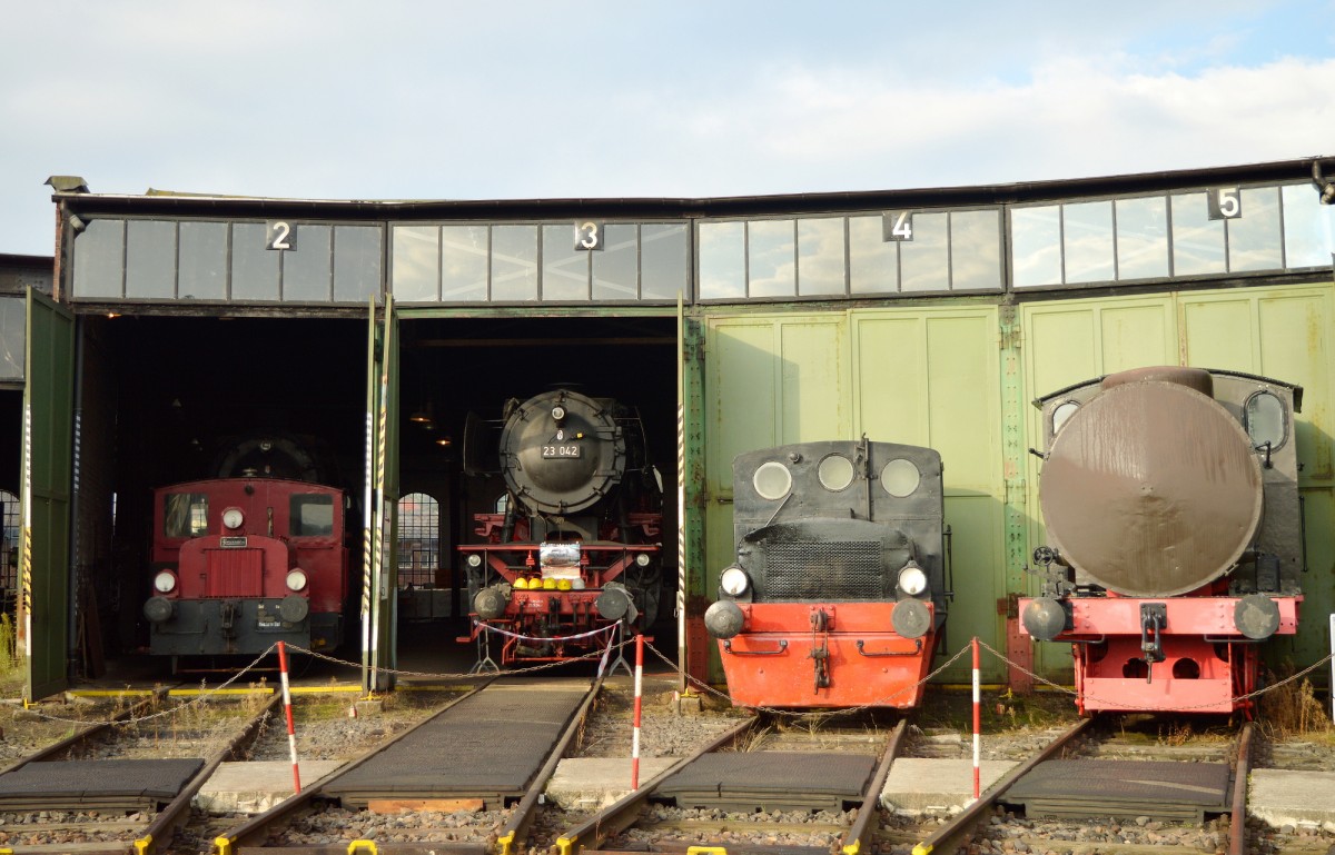 K� 3504 (dahinter 44 404), 23 042, K� 1002 und die  Olga  auf den St�nden 2-5 im Eisenbahnmuseum Darmstadt-Kranichstein am 20.09.2015