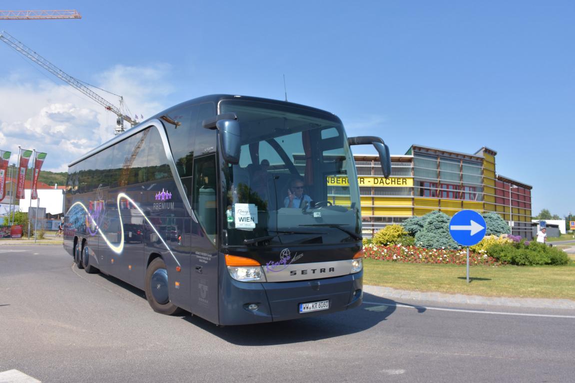  Kniglich  ausgestatteter Setra 416 HDH von KNIG Reisen aus der BRD in Krems.