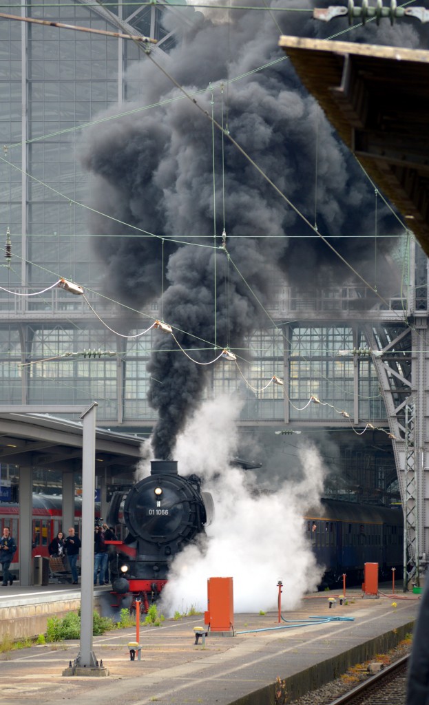 Kurz vor der Abfahrt kocht die 01 1066 (Ulmer Eisenbahnfreunde) schon m�chtig dampf.Am Haken hat sie den Sonderzug  50 Jahre Fernschnellzug Roland  von Frankfurt nach Kassel.Die Fahrzeiten sind die selben wie vor 50 Jahren.