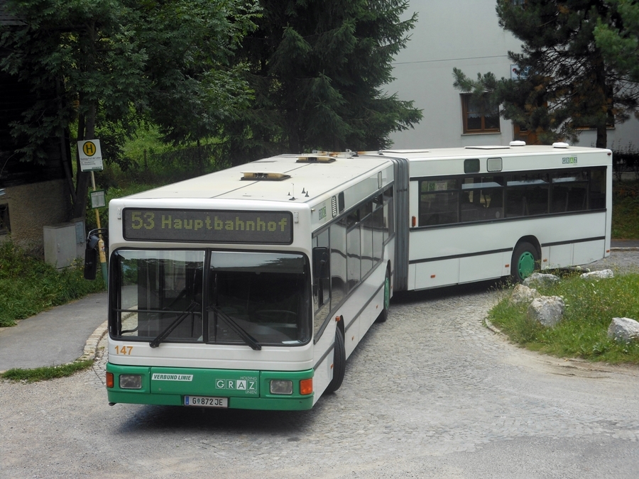 Kurz vor der Ausmusterung der drei aus Salzburg gebracht gekauften MAN NG 312 verschlug es Wagen 147 am 5.7.2012 noch einmal auf die Linie 53. Diese Linie wurde erst wenige Tage zuvor auf Gelenkbusse umgestellt. Es sollte sich dabei um den letzten Einsatz der MAN Gelenkbusse auf der Linie 53 handeln. Holding Graz MAN NG 312 WN 147 als Linie 53 in der Wendeschleife Stattegg/Fuß der Leber. 