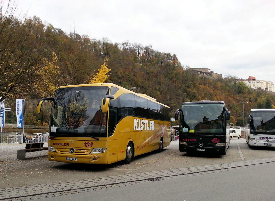 Links ein Mercedes Tourismo und rechts ein Travego von Kistler Reisen aus der BRD 2017 in Passau gesehen.