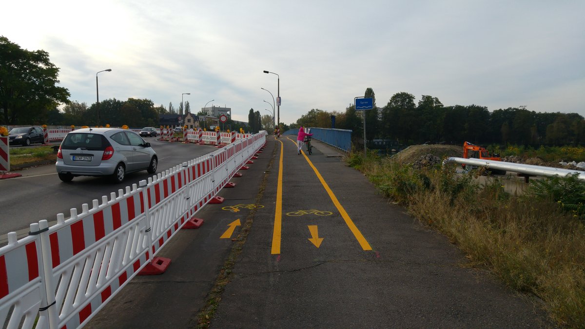 Linksverkehr in Deutschland? Radwege machen es möglich. Salvador-Allende-Brücke, Köpenick, 1.10.2017