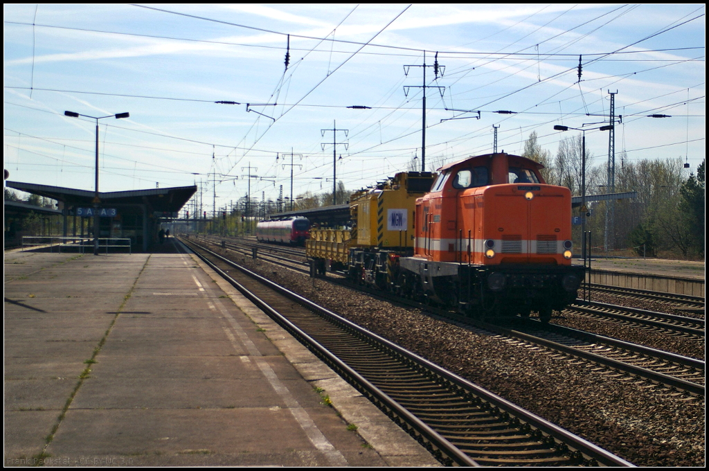 LOCON 206 / 212 095-4 mit einem Gleiskran von MGM in Berlin Schönefeld Flughafen, 20.04.2015