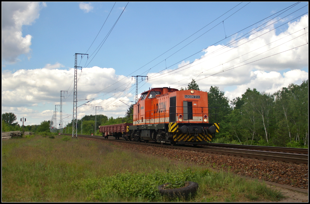 LOCON 211 / 293 502-1 fuhr am 26.05.2017 mit einem einzelnen slowakischen Res-Wagen durch die Berliner Wuhlheide. Zur zusätzlichen Kühlung des Motors war eine Frontklappe offen.