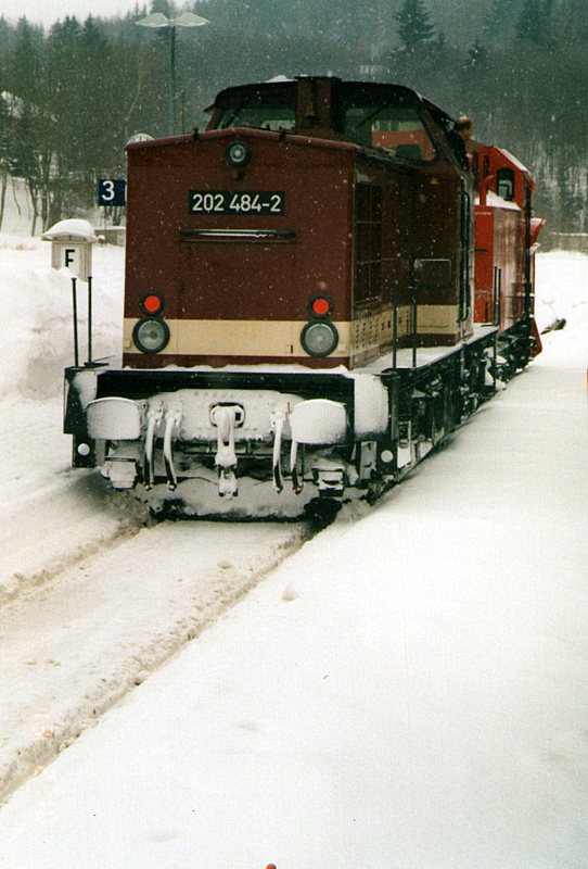 Lok 202 484-2 im Bahnhof Zella-Mehlis im Februar.2010 mit einen Schneepflug