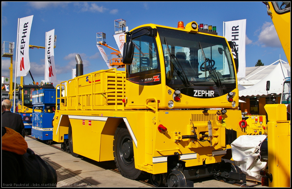 LOK 20.300 vom italienischen Hersteller ZEPHIR ist ein Zweiwegefahrzeg fr Rangieraufgaben bis 4000 t. Ausgestellt war das Fahrzeug auf der InnoTrans 2014 in Berlin

Website (english): http://www.zephir.eu/en/products/21/20-300-1
