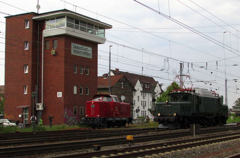 Loktreffen im Bahnhof Darmstadt Kranichstein am 01.Juni.2014.
Links die Mak 1200 D der Bahnwelt Darmstadt Kranichstein und links die E94 088 der GES Stuttgart.Beide waren bei den Bahnwelttagen im Einsatz.