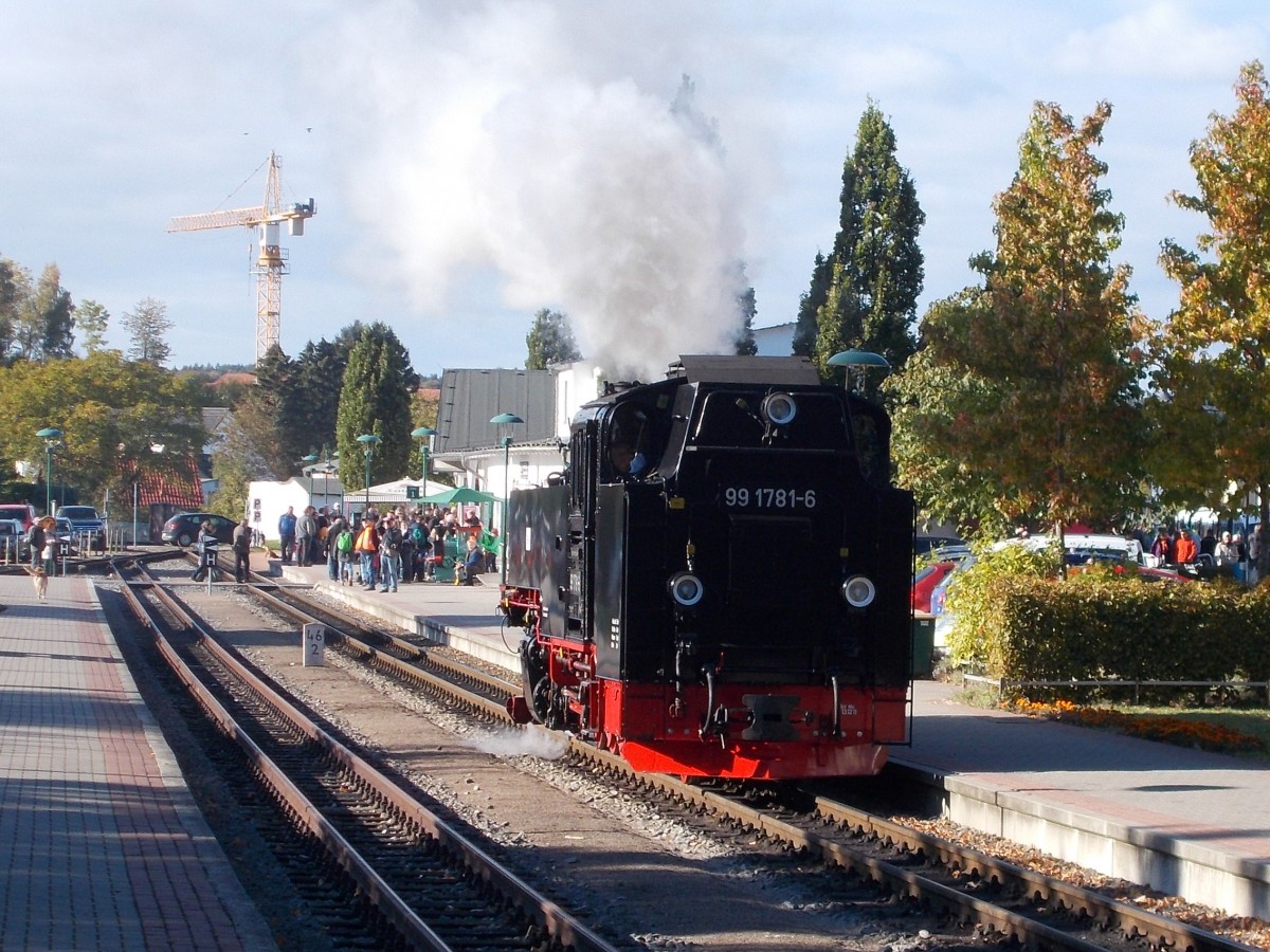 Los ging es für 99 1781,am 11.Oktober 2015,über den Bahnhof in Binz zudampfen.