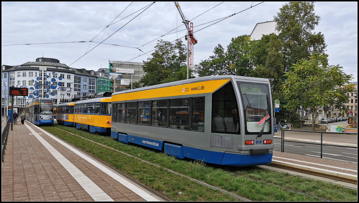 LVB 918 ist ein Beiwagen vom Typ LVB-68 (NB4), gebaut von Bombardier. Der Groraumwagen ist hufig an den Tatra-Triebzgen zu sehen, wie hier am 02.10.2020 an der Haltestelle Leipzig Westplatz.