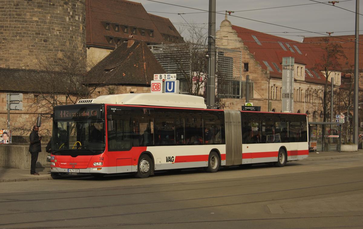 MAN Gelenkbus der VAG Nrnberg am 18.02.2014 vor dem dortigen Hauptbahnhof.