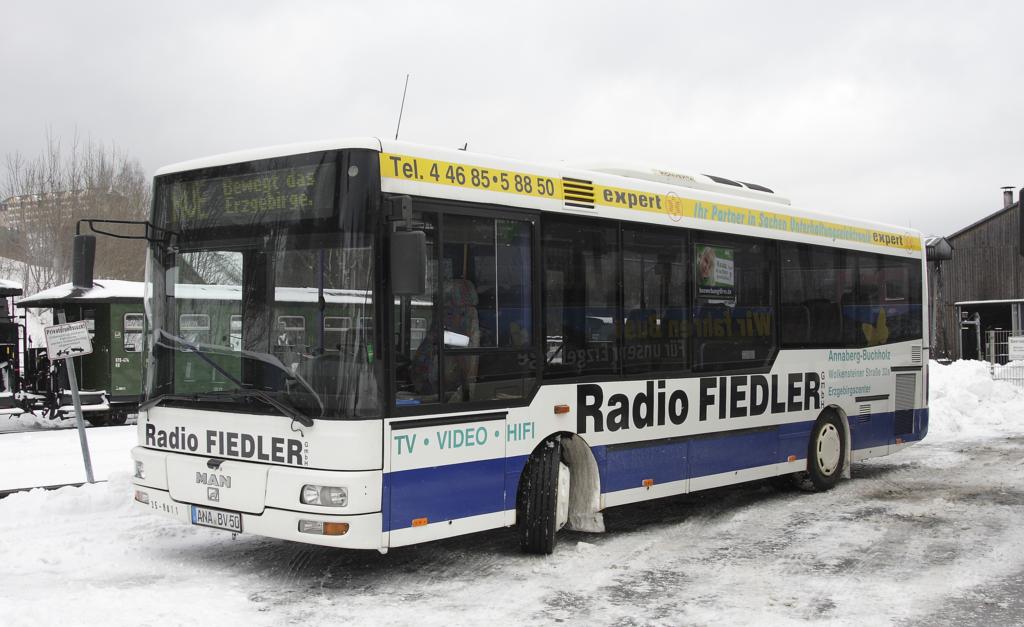 MAN Linienbus der RVE, Regionalverkehr Erzgebirge GmbH mit Sitz in Annaberg-Buchholz.
Die Aufnahme entstand am Bahnhof in Oberwiesenthal im Erzgebirge
am 6.12.2013.