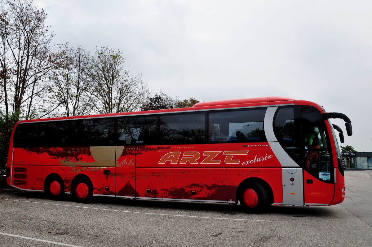 MAN Lions Coach von Arzt Reisen aus der BRD am 15.9.2015 in Krems gesehen.