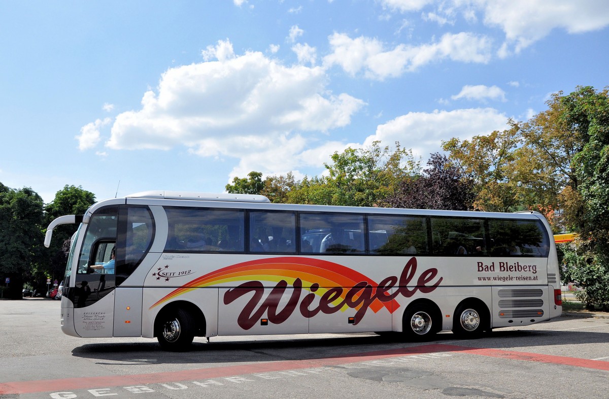 MAN LION`s COACH von Busreisen WIEGELE / sterreich im Juli 2013 in Krems gesehen.