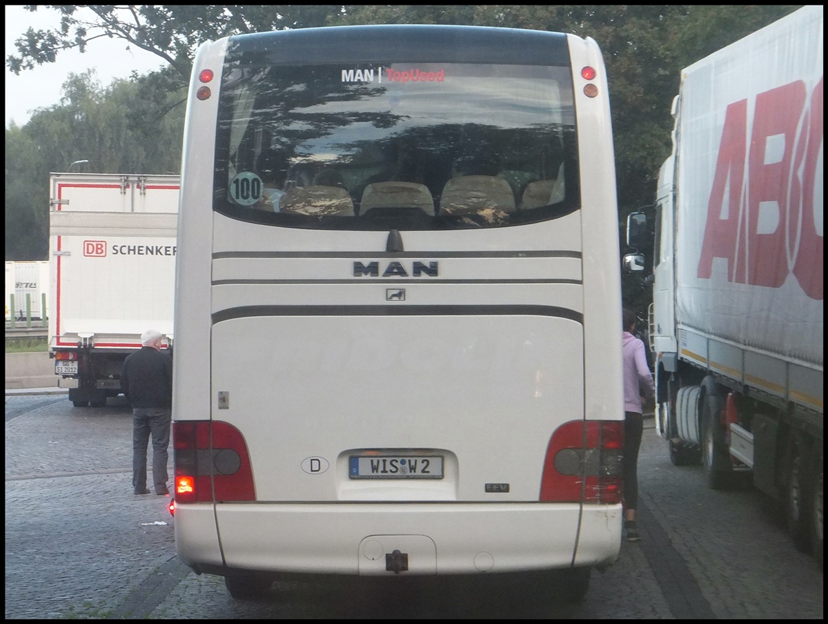 MAN Lion's Coach von Busreisen Wismar aus Deutschland auf einem Rastplatz bei Hamburg.