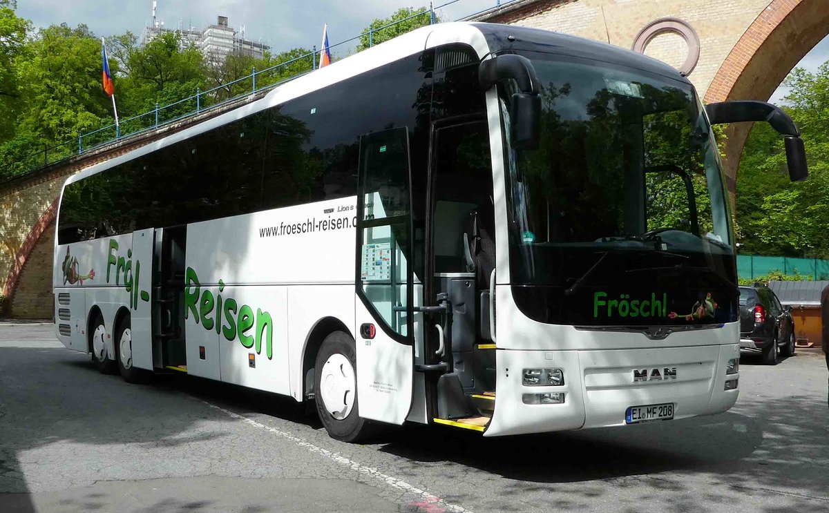 MAN Lions Coach des Busunternehmens  FRSCHL  steht an der Haltestelle Nerobergbahn in Wiesbaden im Mai 2017