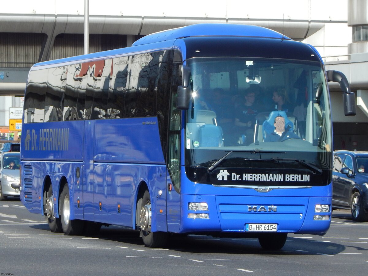 MAN Lion's Coach von Dr. Herrmann aus Deutschland in Berlin.