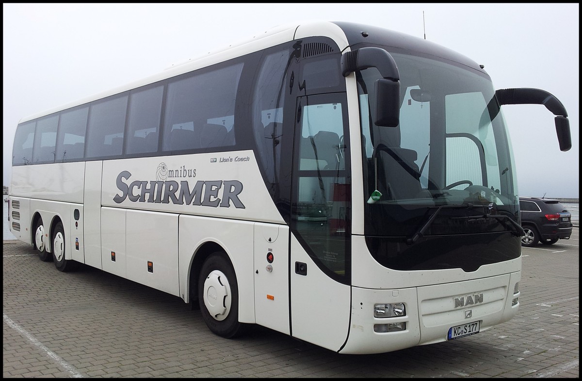 MAN Lion's Coach von Schirmer aus Deutschland im Stadthafen Sassnitz.