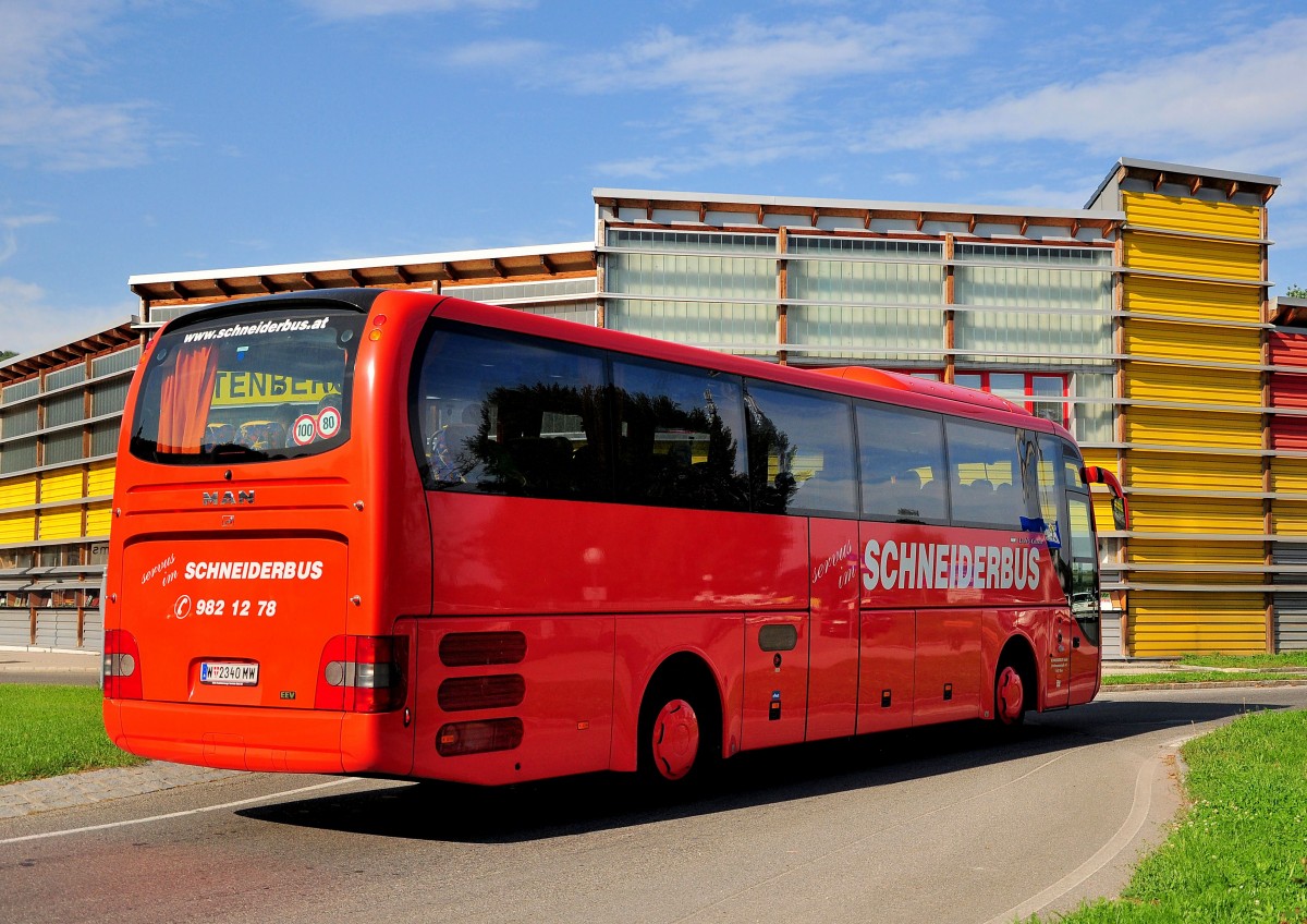 MAN Lions Coach von Schneiderbus aus Wien am 18.9.2014 in Krems gesehen.