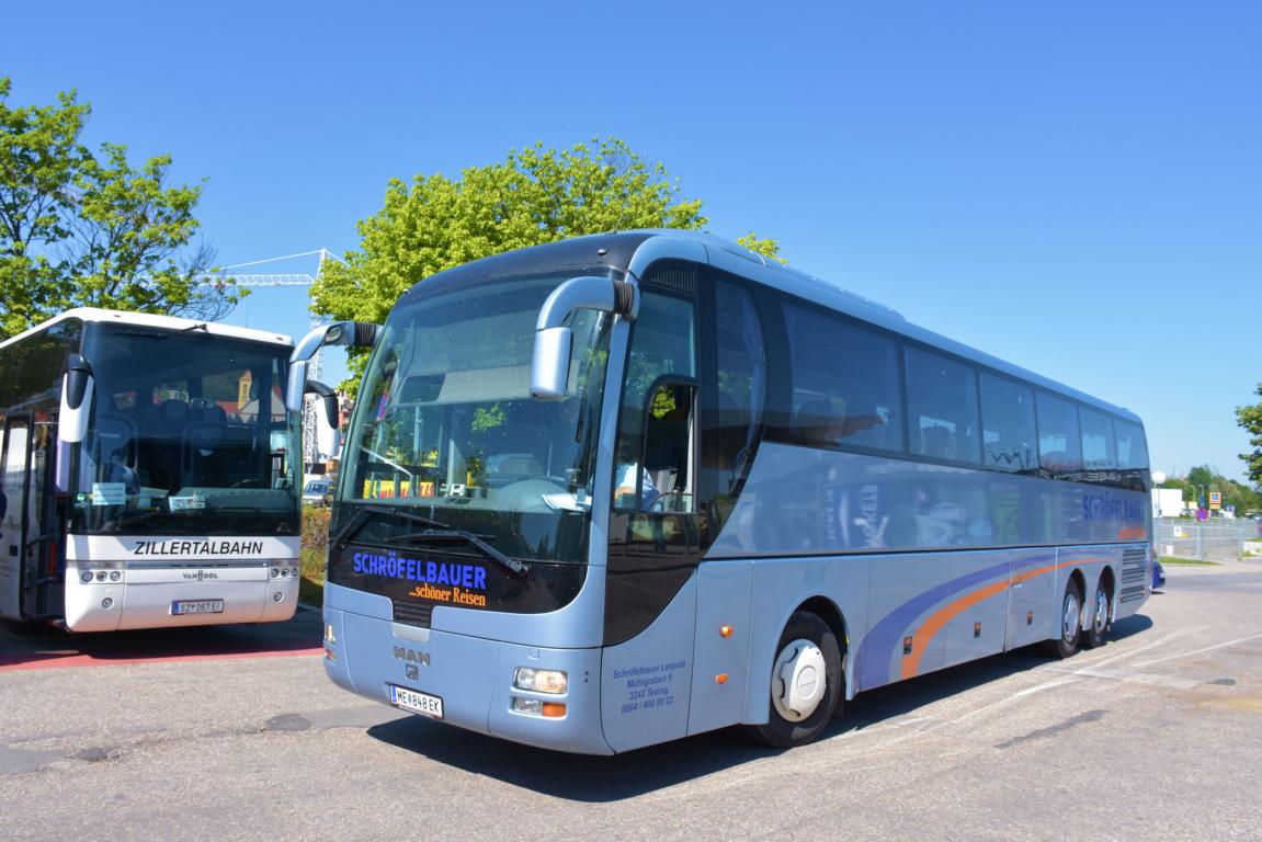 MAN Lion`s Coach von Schrfelbauer Reisen aus Niedersterreich in Krems.