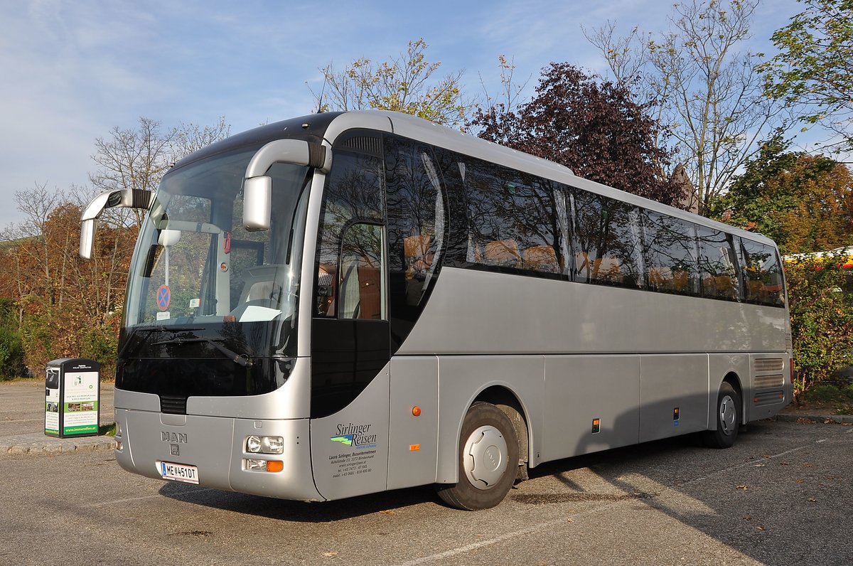 MAN Lions Coach von Sirlinger Reisen aus Niedersterreich in Krems gesehen.