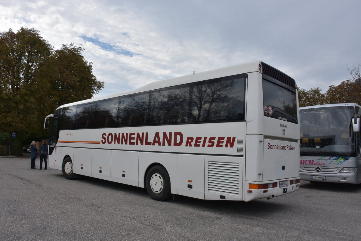 MAN Lion`s Coach von Sonnenland Reisen aus sterreich 09/2017 in Krems.