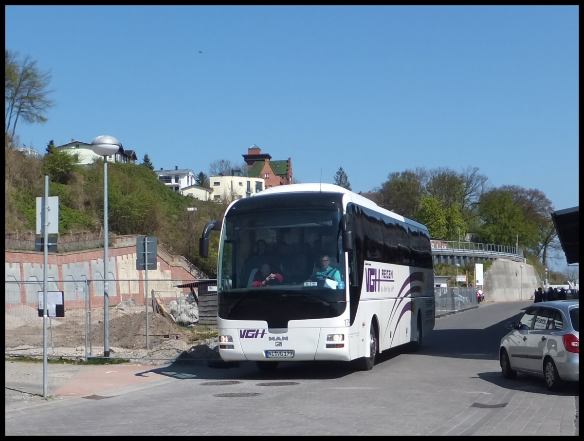 MAN Lion's Coach von VGH-Reisen aus Deutschland im Stadthafen Sassnitz.