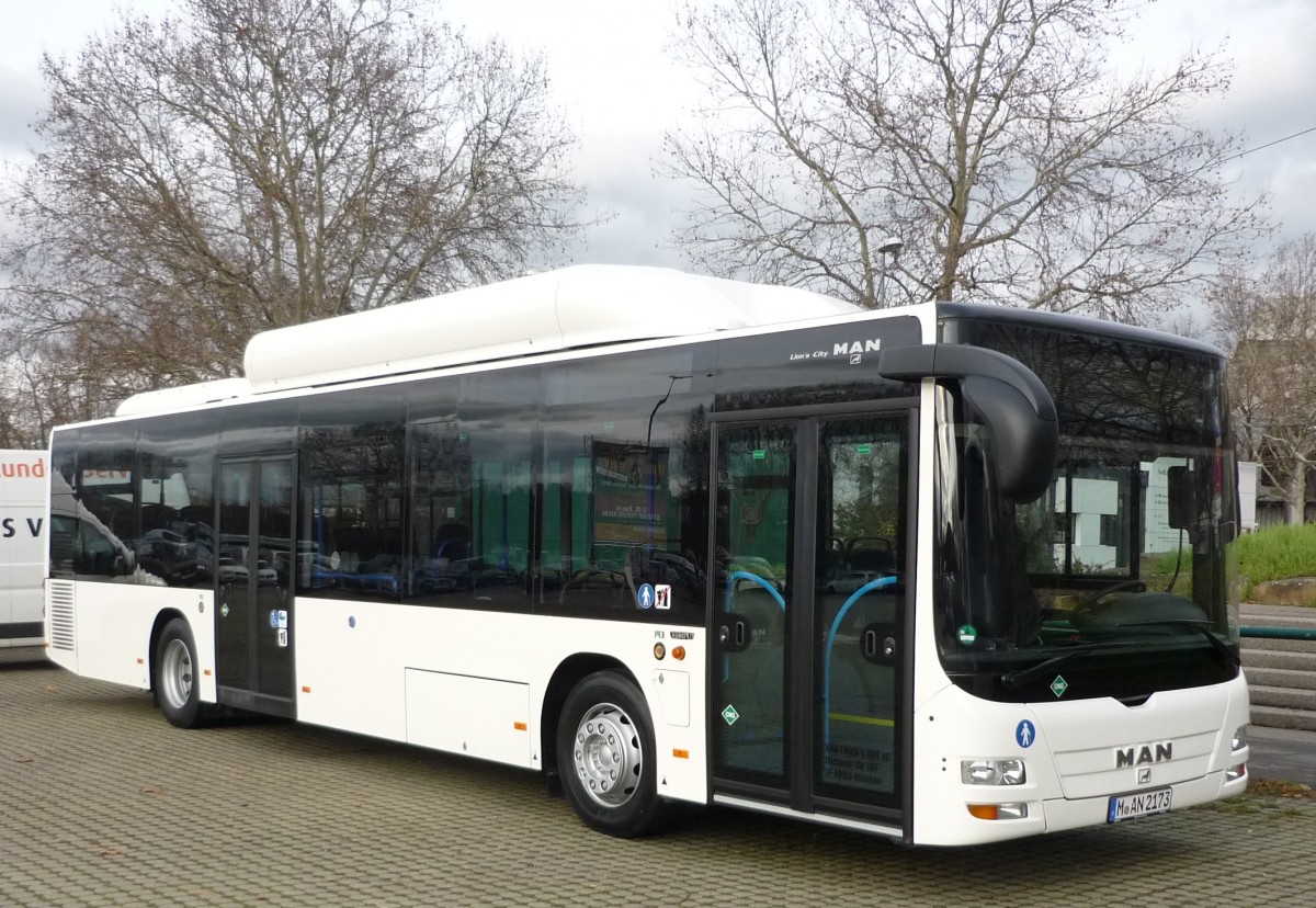 MAN-Vorfhrbus aus Mnchen auf dem Parkplatz an der Schleyerhalle in Stuttgart am 05.12.2013