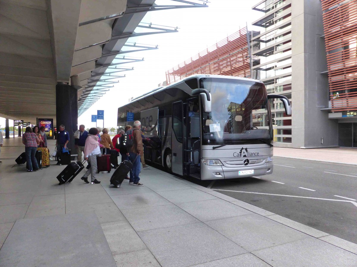 MB der CARALLIANCE bringt die ankommenden Fluggste zu ihren Ziel. Gesehen in Toulouse im September 2015